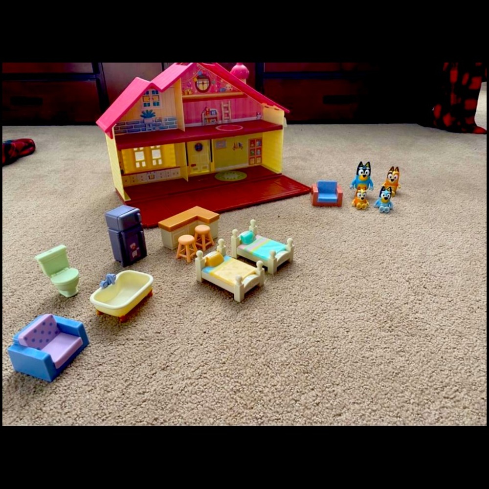 Like new! Hardly used bluey house with mom dad 2 sisters and furniture